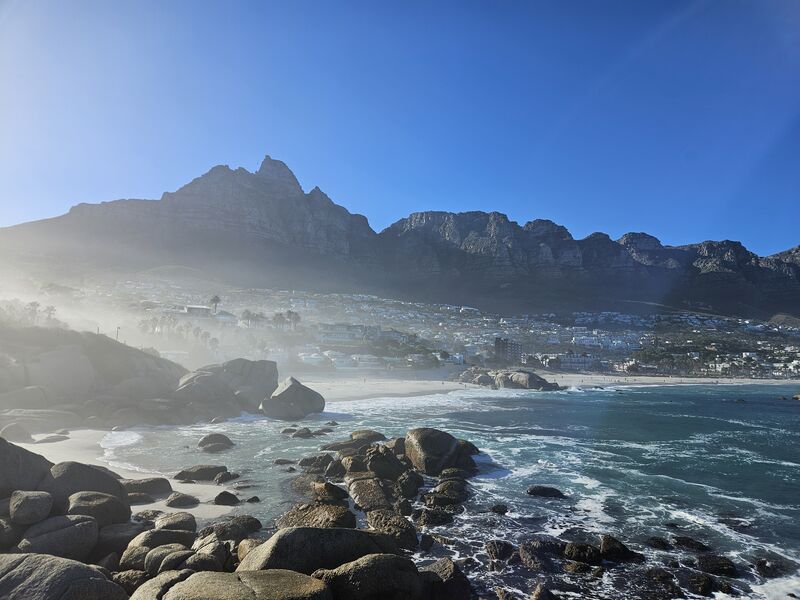 Вид на горную гряду Двенадцать апостолов с района Camps Bay